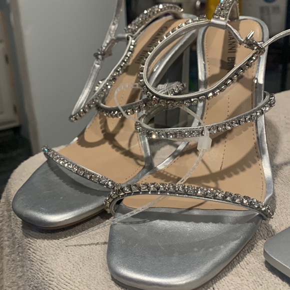 brand new but got a little scratch on the heal and still has tag - Picture 1 of 4